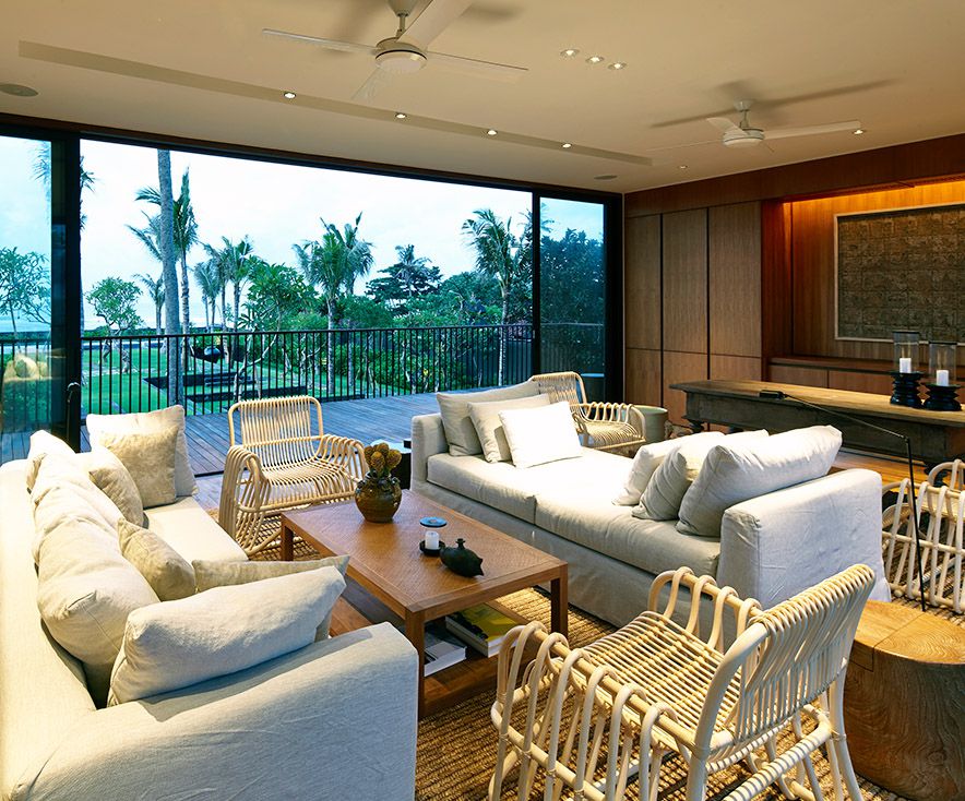 Arnalaya Beach House - Living room with a view of the sea